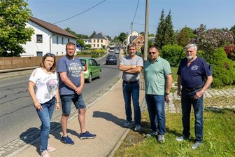 Ein Smiley für Poppengrün: Wie Raser jetzt erzogen werden sollen - Ortstermin im Juni mit den Anwohnern Sandra und Falk Schuhmann, Uwe Grafe,