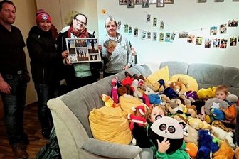 Ein Sofa voller Plüschtiere - Im Stollberger "Lebensbaum" war die Freude groß, als Benjamin Fritsch und Doreen Günther vom Wölfe-Fanblock die Spenden an Heimleiter Matthias Müller (l.) und Erzieherin Katrin Dockhorn (r.) übergaben.