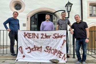 „Ein Solarpark in Schönau ist genug“: Stadtrat Wildenfels stoppt Energiekonzern - Jörg Weigel, René Zöllner, Thomas Rath und Dieter Lorenz (v. l.) protestierten gegen den Solarpark. Foto: Weiß