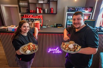 „Ein solcher Ort hat gefehlt“: Ehepaar eröffnet Café mit Balkan-Feeling im Erzgebirge - Diellza Hasani (27) und Ardijan Hasani (31) haben vor knapp vier Wochen das „Vibe Bistro“ am Stollberger Postplatz eröffnet.