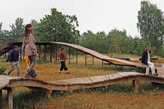 "Ein Sommernachtstraum" auf der Alten Elisabeth in Freiberg: Kleines Reptil bedroht zeitweilig die Aufführung - Aufgrund des Wetters mit heftigem Regen konnte das Schauspielensemble des Mittelsächsischen Theaters am Mittwoch nur eine kurze Szene in der Naturkulisse auf der Alten Elisabeth präsentieren. Derzeit finden hier die Proben für die Premiere am 16. Juli statt. 