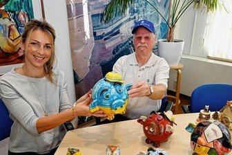 Ein Sparschwein mit knapp 2000 Euro im Bauch - Hobbytöpfer Reiner Legies hat sein gut gefülltes Ukraine-Sparschwein an Melissa Scheffler vom Verein "New Projects" übergeben. 