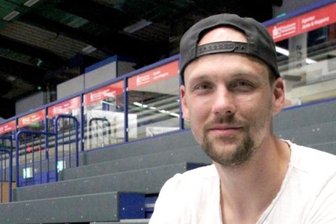 "Ein Spaziergang wird es keinesfalls" - Kevin Roch gehört zu den Urgesteinen des Auer Handballs. Als Kapitän führt der Linksaußen die Mannschaft auch nach dem Abstieg aus der 2. Bundesliga an. Der 32-Jährige, der mit seiner kleinen Familie in Beierfeld lebt, wünscht sich nichts mehr als den sofortigen Wiederaufstieg.