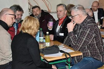 Ein Speed-Dating zu kontroversen Themen - Der Meinungsaustausch zwischen Kommunal- und Landespolitikern und Bürgern sorgte für volle Tische. Organisiert wurde die Veranstaltung vom Plauener Bündnis für Demokratie und Toleranz.