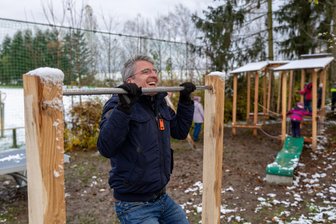 Ein Spielplatz auch für die Großen: Pfaffengrün hat jetzt einen Bewegungs- und Fitnessparcours - Er ist fit - Axel Beckert schaffte auf dem Parcours für Kinder und Erwachsene auf Anhieb gleich mehrere Klimmzüge.