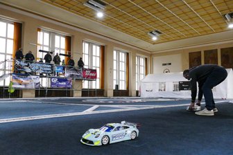 Ein Spitzenspiel und viele kleine Flitzer: Das Sport-Wochenende im mittleren Erzgebirge - Die Modellautos drehen in der alten Spinnerei von Venusberg ihre Runden.