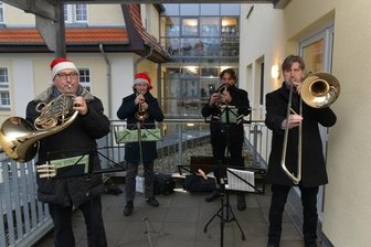 Ein Ständchen im Heim - Trompeter und Posaunisten spielen im Innenhof des Hauses Elisabeth Ständchen für Pflegekräfte und Heimbewohner.
