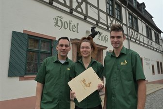 Ein Stammtisch für Existenzgründer: So klappt es mit der Selbstständigkeit im Erzgebirge - Die neuen Betreiber des Hotel Roß in Zwönitz (v. l.) Robby Kindermann, Nicole Pflug und Nico Deutsch luden zum Gründerstammtisch in die Bergstadt ein.
