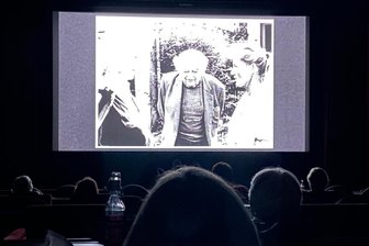 Ein Standhafter und seine Mitstreiterin - Etwa 50 Besucher spendeten "Abschied und Ankunft" zur Premiere am Sonntag im Clubkino Siegmar lebhaften Beifall.