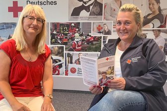 Ein starkes Team in Reichenbach: Warum die „Herrin der Zahlen“ gern in der Rotkreuz-Familie arbeitet - Silke Jäger (links) aus der Buchhaltung und Bianca Zisowsky, Geschäftsführerin des DRK-Kreisverbandes Reichenbach, im Gespräch mit der „Freien Presse“.