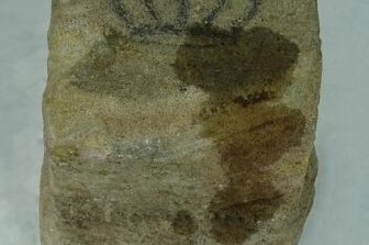 Ein Stein mit Krone erzählt Oelsnitzer Bahnhofsgeschichte - 