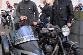 Ein Stelldichein von Trabant bis Käfer - Kai Feldten (r.) war mit Sohn Rick per Awo angereist.
