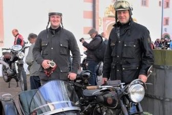 Ein Stelldichein von Trabant bis Käfer - Kai Feldten (r.) war mit Sohn Rick per Awo angereist.