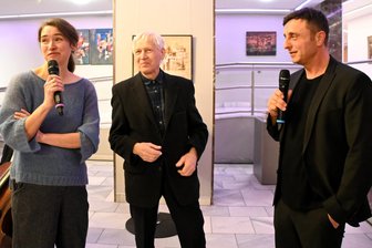 Ein stiller Dialog im Holz: Ingo und Julia Andratschke stellen im Neuberinhaus aus - Julia und Ingo Andratschke im Gespräch mit dem Kurator der Kunsthalle, Frank Lorenz.