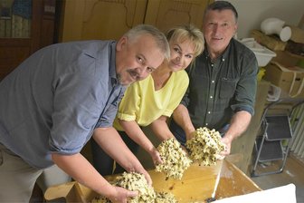 Ein Stollen als Grenzgänger: Lieb gewonnenes Ritual im oberen Vogtland feiert Jubiläum - Vladimir Vorm (l.), Bürgermeister von Luby, Stellvertreterin Michaela Pecháčková und Erlbachs Ortsvorsteher André Worbs.