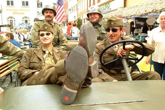 Ein Straßenfest „Freie Republik“ in Schwarzenberg wie vor 20 Jahren wird es 2025 nicht geben - Straßenfest 60 Jahre Freie Republik Schwarzenberg: Auf dem Markt kontrollierten die "Amis" das gesellige Treiben.