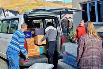 Ein Stück Erzgebirge fürs Ahrtal - Die Helfer beim Entladen des Transporters in Mayschoß im Ahrtal.