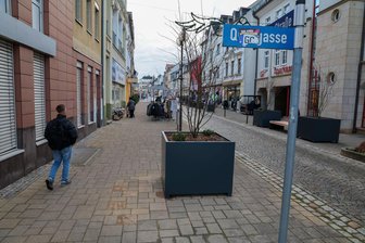 „Ein Stück Geschichte entfernt“: In der Glauchauer Fußgängerzone fehlt die Litfaßsäule - Dort, wo in der Glauchauer Fußgängerzone der Pflanzkübel steht, befand sich eine der letzten Litfaßsäulen in der Stadt.
