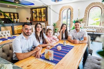 Ein Stück Griechenland im Erzgebirge: Restaurant „Athos“ eröffnet in Oelsnitz - Sie bieten in Oelsnitz griechische Gastlichkeit: „Athos“-Inhaber Ermal Kociaj (v. l.), Kellnerin Besiana Ahmetaj, Barfrau Irini Halilaj (2. v. r.) und Kellner Uendi Halilaj. Auch Amelia, die Tochter des Küchenchefs, war beim Fototermin dabei.