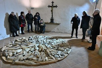 Ein Stück Kulturhauptstadt im Freiberger Dom: Von Ewigkeit zu Ewigkeit - Der "Petrified Wood Circle" von Richard Long wird das ganze Kulturhauptstadt-Jahr in der Taufkapelle des Freiberger Doms zu sehen sein.