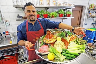 Ein Stück Marokko in Halsbach: Im Gasthof treffen sich kulinarische Welten - Abdelilah Lamkhizni mit all den Zutaten für das deutsch-marokkanische Rezept Rinderbäckchen mit Garnelen und Gemüse. 