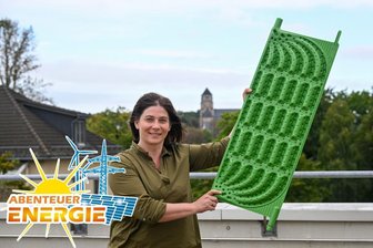 Ein Stück Plastik für die Energiewende: Wie Geocollect aus Chemnitz seine Produktion verzehnfachen will - Anne John, Geschäftsführerin der Geocollect Management GmbH, zeigt einen Geothermie-Kollektor. Geocollect plant und produziert in Chemnitz.
