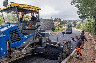 "Ein Stück weit frech": Sachsen kappt Auerbach die Fördermittel - Zwei Wochen eher als erwartet konnte am Mittwochvormittag die Schwarzdecke im zweiten Bauabschnitt der Falkensteiner Straße eingebaut werden. Für Mitte November ist die Freigabe vorgesehen. Die Kosten für die Sanierung des 770 Meter langen Straßenabschnitts liegen inzwischen bei knapp zwei Millionen Euro, die Hälfte davon muss die Stadt Auerbach nun selbst aufbringen.