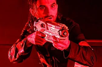 Ein Stück wie eine Triggerwarnung: „Big Guns“ schafft Beklemmung in Plauen - Wer drückt zuerst ab: Philipp Andriotis und Sophie Hess im Duell. Foto: André Leischner