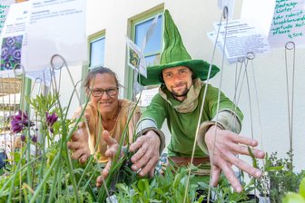 Ein Tag für die Gesundheit: Wandern zum Kräutertag im Erzgebirge - Waren beim Kräutermarkt im Frühjahr dabei: Simone Walther und Daniel Palm.