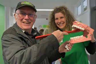 Ein Tag im Gesundheitsamt Aue: Vom Smoothie-Bike bis zur Teddy-Klinik - Besucher Jörg Kramer und Zahnmedizinische Fachangestellte Marlen Seidel im Gesundheitsamt.
