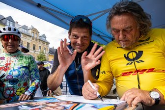Ein Tag mit Radsportlegende Jan Ullrich: In Turnschuhen auf dem Hightech-Gefährt und Autogramm-Marathon im Eisstadion - Bestens gelaunt beim Autogrammschreiben in Annaberg-Buchholz: Jan Ullrich, hier mit dem ehemaligen DDR-Radsportstar Thomas Barth, der ebenfalls beim EPR mitfährt.