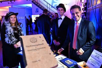 Ein Tag nach Loriot: Volksbank Mittweida ist 100 Jahre alt - 100 Jahre Volksbank Mittweida: Vorstand Prof. Leonhard Zintl (re.) auf Zeitreise mit der Auszubildenden Jenny Brill und Florian Lange, der ein duales Studium absolviert.