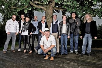 Ein Tatort-Kommissar als Musiker: Axel Prahl tritt in der Oper Chemnitz auf - Axel Prahl (vorn) und das Inselorchester. Am Montag, 16. Dezember, sind alle in der Oper Chemnitz zu Gast.