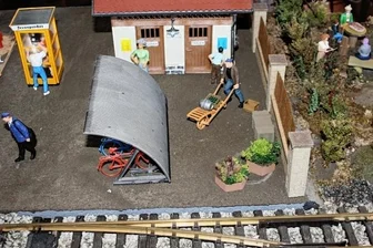 Ein Team im Bann der Modellbahn - Ein Bahnhof mit Telefonzelle, die kaum noch zu finden sind.