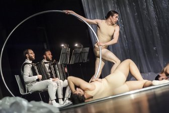 Ein Teufelskreis: Plauener Theaterbetrieb steht nach Premiere wieder still - Ein Kreis ist ein Kreis. Nicht nur. Das Ballettcrew des Theaters Plauen-Zwickau zeigte am Samstag eindrucksvoll, zu was er noch werden kann. Die Brüder Danny (links) und Toni Leuschner spielten auf Akkordeons - Instrumenten, die möglicherweise ebenso unterschätzt sind wie die runden Körper.