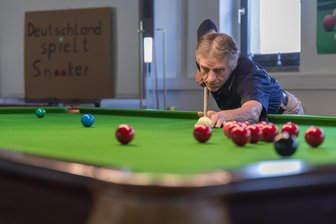 Ein Tisch so groß wie ein Kleinwagen: Auerbacher laden während Weltmeisterschaft zur Snooker-Schnupperstunde - Kann Monty Knospe die rote Kugel lochen? Es ist schwieriger als es aussieht.