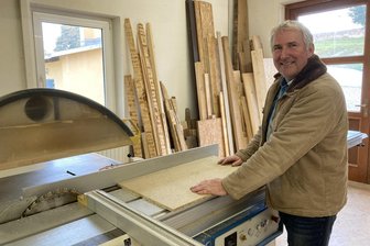 Ein Tischlermeister für alle Fälle: Dieser Vogtländer ist Handwerker mit Leib und Seele - Sven Lorenz in seiner Werkstatt. Seit 25 Jahren ist der Tischlermeister in Schöneck und Umgebung auf Baustellen unterwegs.