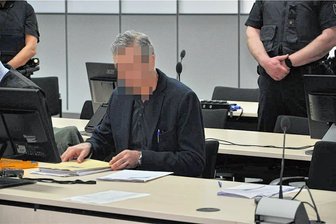 Ein Todesschuss aus Versehen? - Der Angeklagte am ersten Tag des Prozesses am Landgericht in Itzehoe. Die Staatsanwaltschaft wirft ihm Mord und Vergewaltigung vor.