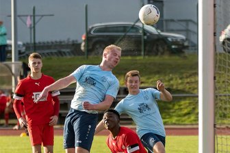 Ein Torjäger mit Köpfchen: Marienberger Kicker glänzt auch am Schachbrett - Als Stürmer des FSV Motor Marienberg geht Kevin Matthes (vorn) oft aggressiv zu Werke, am Schachbrett liebt er die Ruhe.
