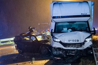 Ein Toter bei Unfall auf der A14 bei Großweitzschen - Mittwochabend ist es auf der A 14 zwischen Leisnig und Döbeln-Nord zu einem schweren Unfall gekommen.