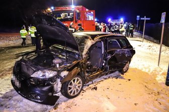 Ein Toter und vier Verletzte nach Verfolgungsfahrt im Erzgebirge - Der Seat kam in einer Kurve von der S260 ab und prallte an einen Baum.