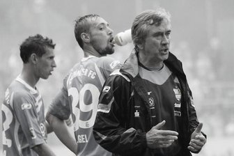 Ein Trainer der alten Schule - Zum Tod von Gerd Schädlich - Gerd Schädlich (1. v. r.) war ein Trainer der alten Schule. Der akribische Fußballlehrer lebte seinen Profis Disziplin vor.