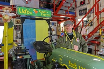 Ein Traktor, der (fast) kein Fest verpasst - Udo Friedrich ist mit seinem zwölf PS starken Bautz-Traktor ein Stammgast bei vielen Festen in Meerane und Umgebung. 