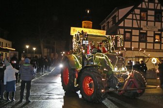 Ein Traktor mit Schwibbogen: Das sind die Fotos von der Lichterfahrt in Mülsen - 