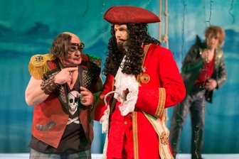 Ein Traum, der im Flug vergeht - Pirat Smee (Matthias Stephan Hildebrandt) und sein Anführer Captain Hook (László Varga) schmieden mal wieder einen fiesen Plan. Aber Peter Pan (Marcel-Philip Kraml) ist zum Glück nicht weit.