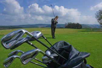 Ein Traum mit neun Löchern - 
              <p class="artikelinhalt">Tobias Schulze gehört zu den Leuten, die in Bad Schlema schon üben. Bis der Golfplatz eingeweiht wird, muss er sich allerdings noch einige Monate gedulden. </p>
            