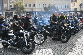 Ein Traum wird wahr: Mittweida feiert ersten Bikergottesdienst auf dem Marktplatz - Beim Bikergottesdienst der Christlichen Motorradfahrer Sachsen auf dem Mittweidaer Markt ersetzte der Motorsound der Motorräder das Geläut von Kirchenglocken.