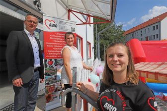 Ein Treff für mehr Gemeinsamkeit: AWO Freiberg eröffnet Quartiersbüro auf dem Seilerberg - Die Quartiermanagerinnen vom Seilerberg in Freiberg, Franziska Schulz und Elena Schmidt, zusammen mit AWO-Geschäftsführer Jörg Lehmann (v. l.).