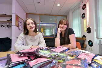 „Ein Treffen für Jugendliche, bei dem alle zusammenkommen können“: Zwickauer Teenager planen Festival „Paint the Sky“ - Mina Frenzel (links) und Lena Reichenbach haben bei der Organisation des Zwickauer Farbfestivals „Paint the Sky“ geholfen.