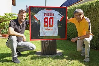 Ein Trikot zum 80. - Reiner Thümmler hat mit dem Trikot, das ihm Matthias Krauß übergaben hat, ein besonderes Geburtstagsgeschenk erhalten. 